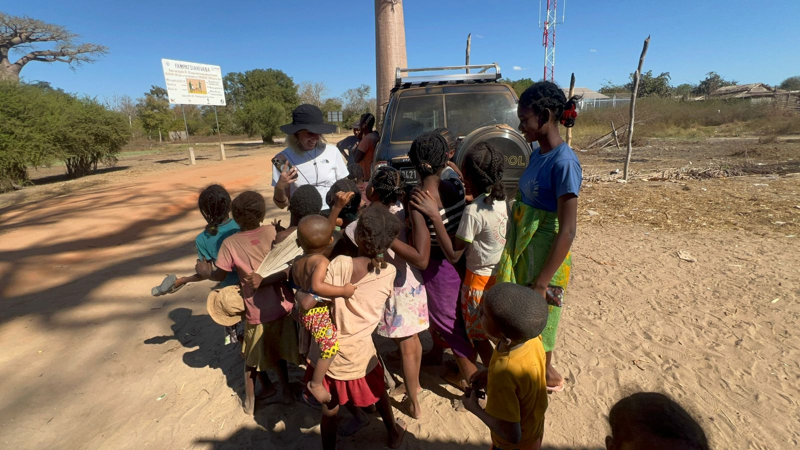 12-Day Adventure And Exploration At The Scenic Madagascar, the avenue of baobabs, RN7, Isalo National park and Ifaty beach (CUSTOMIZABLE)