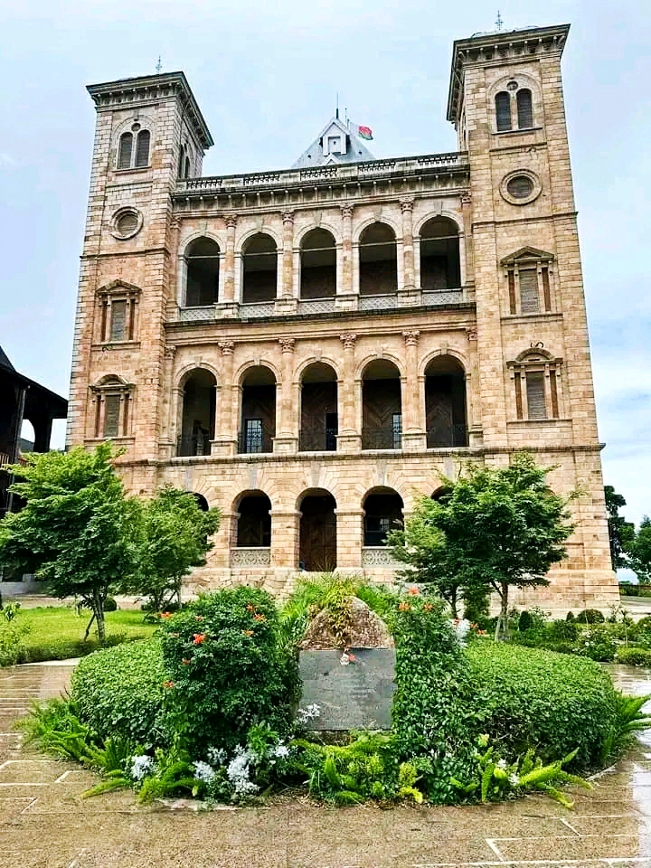 FULL-DAY LEMURS’ PARK & ANTANANARIVO CITY TOUR (CUSTOMIZABLE)